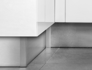 Zócalo para Cocina Plasline - Longitud 2.35m - Altura 150mm - Plástico Aluminio Anodizado